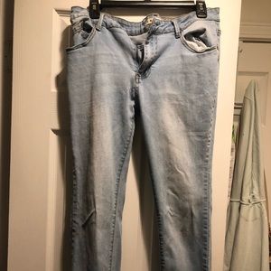 Skinny Jeans (Ripped Belt Loop)